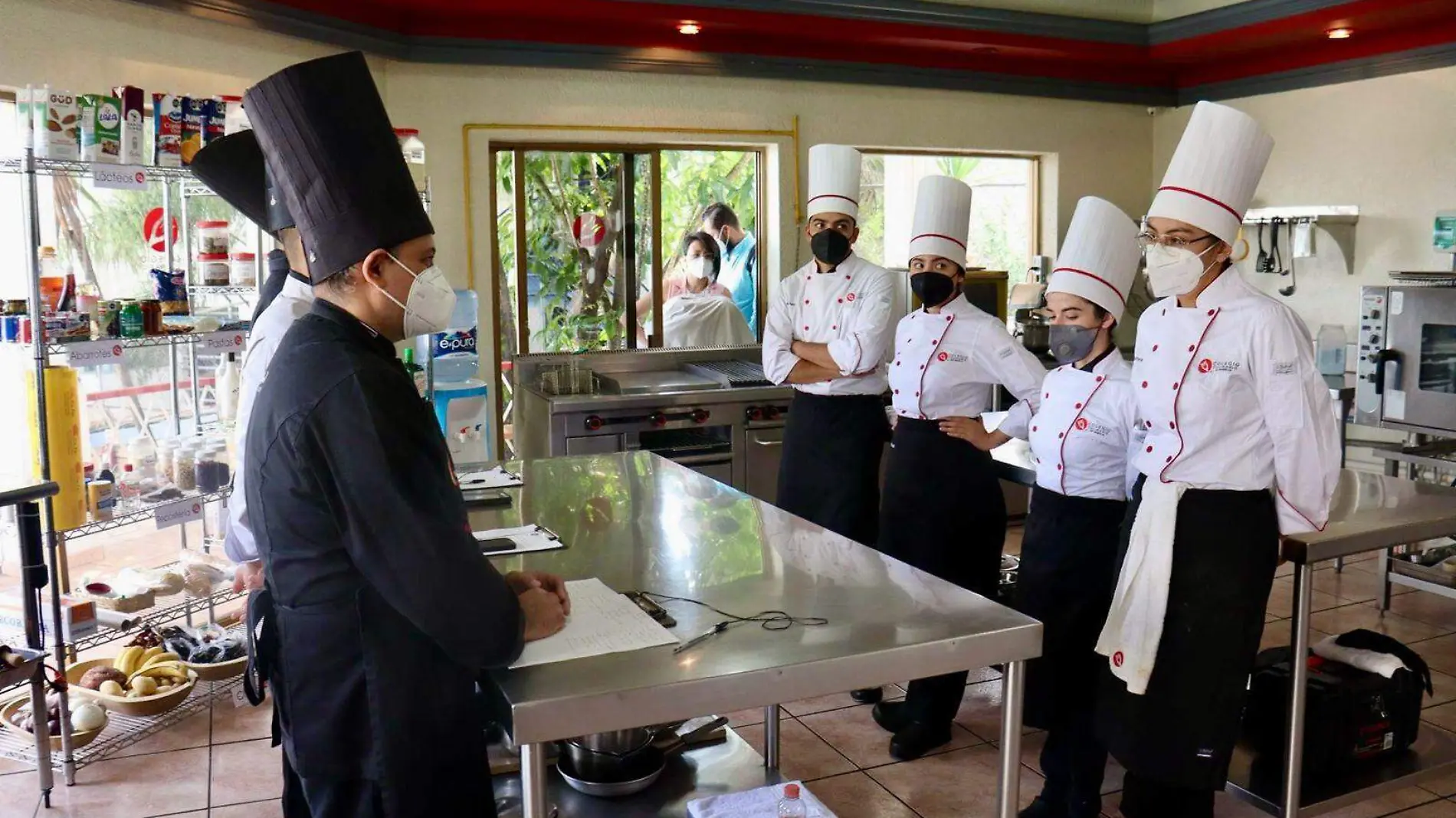 Chefs en escuela de gastronomía